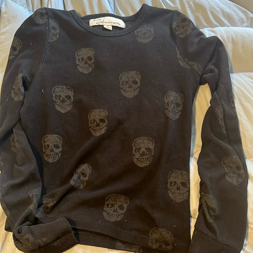 Black scull fitted sweater